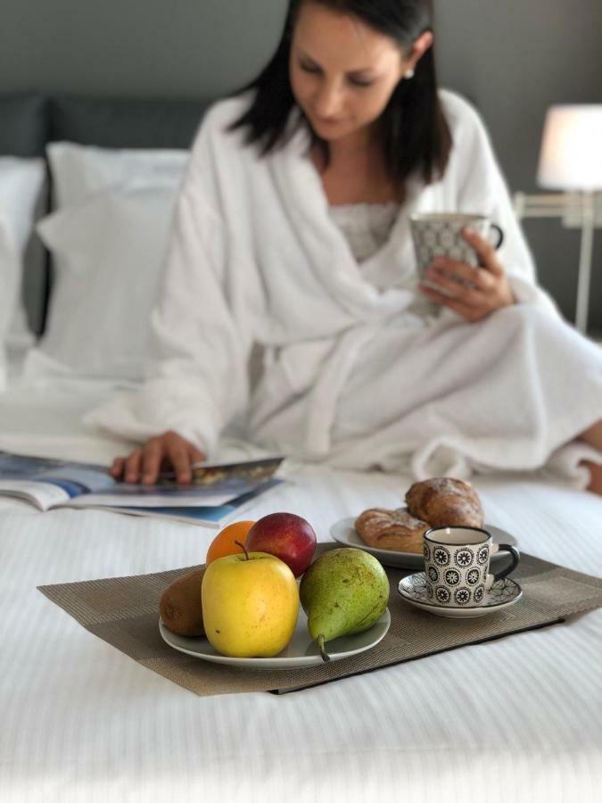 La Quadra Suites - Central Apartments In Iseo With Daily Housekeeping Экстерьер фото